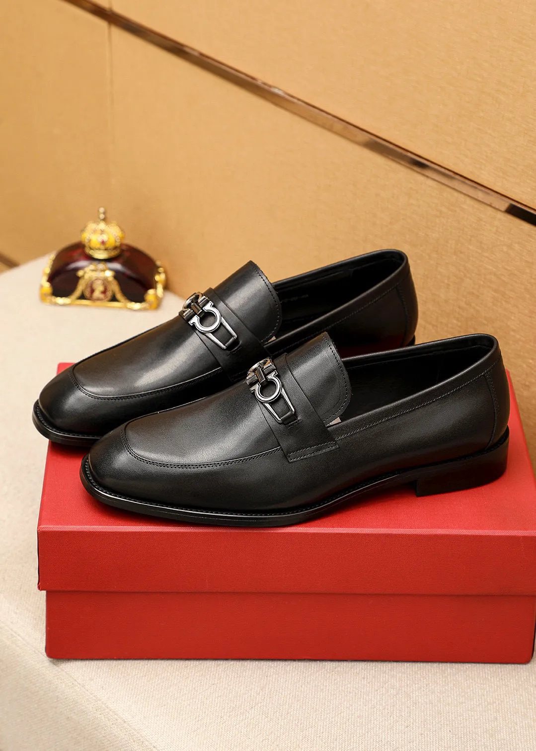 Men's shoes💰460💰 Product trademark: Ferragamo "Ferragamo" casual leather shoes Regular size: 38-44 (45🉑️customized) Product materials: Selected imported first-layer calfskin upper + luxury hardware buckle, imported water-dyed cow leather lining. Strong three-dimensional visual effect, original outsole color: 1⃣️color optional